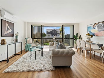 Priced to Sell, Ground Floor Apartment!