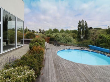 OUTSTANDING LIFESTYLE OPPORTUNITY IN TOWN
