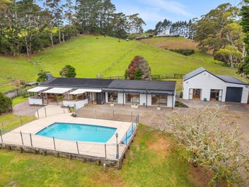 Pool, paddocks and a bonus sleepout on 3+ Hectares