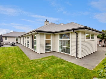 AWARD-WINNING HOME WITH EXCEPTIONAL STYLE!