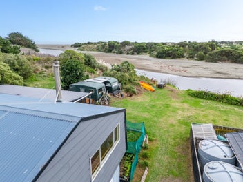 BACH TREASURE – WAIKAWA BEACH