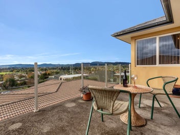 Family Elegance with 180 degree views over Rotorua