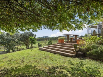Charming Rural Retreat with Stunning Views!