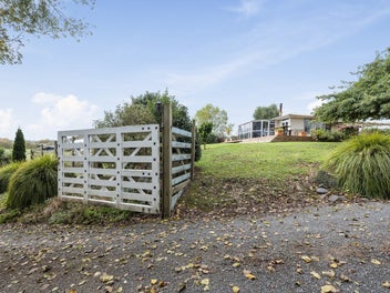 Charming Rural Retreat with Stunning Views!