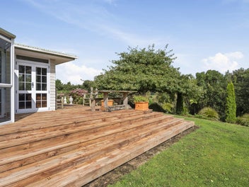 Charming Rural Retreat with Stunning Views!