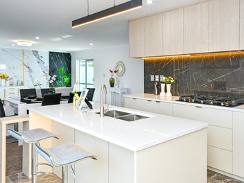 Freestanding 5 bedroom - with Furniture package