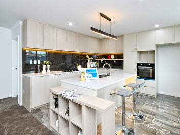 Freestanding 5 bedroom - with Furniture package