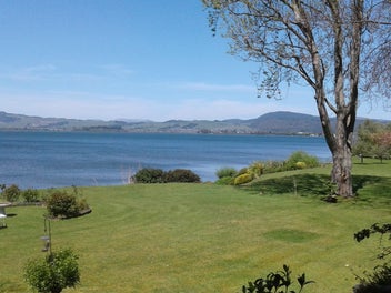 Rotorua lakeside living with income