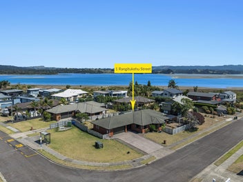 Prime Ohope Location: Coastal Living at its Best!