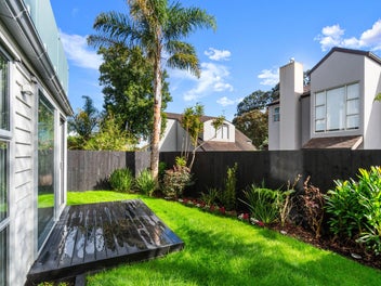 Spacious and Chic Parkside Sanctuary