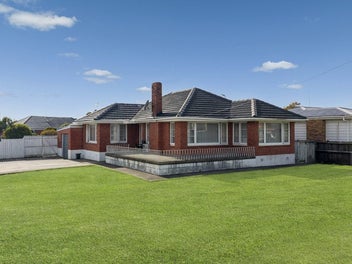 AUCTION BROUGHT FORWARD!--830sqm cornersite, RC!