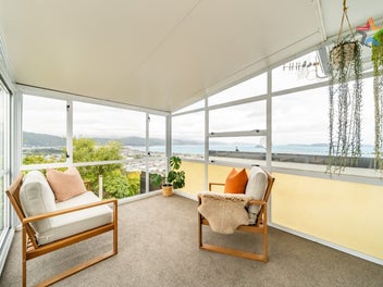 EASY LIVING WITH HARBOUR AND VALLEY VIEWS!