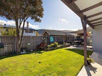 A Sun-Filled Haven in the Heart of Kelvin Heights