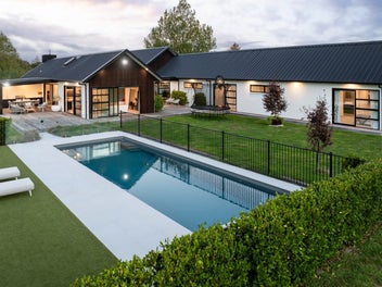 Contemporary Tamahere Awaits You!