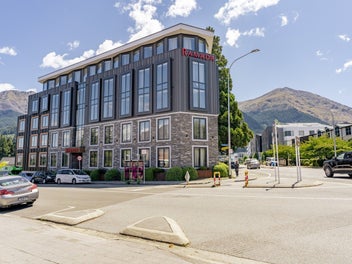 Centrally located managed apartment with views