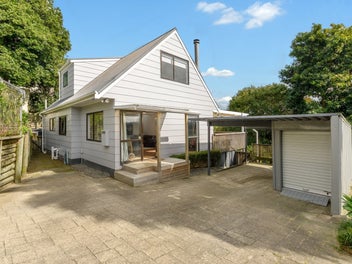 Bright, Private Family Home by the Reserve