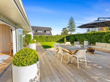 Exceptional Coastal Living, steps from Orewa beach