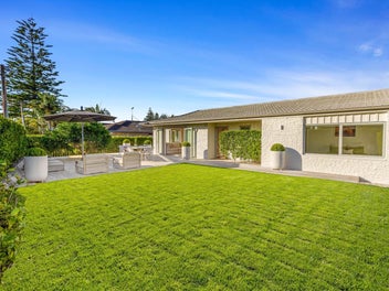 Exceptional Coastal Living, steps from Orewa beach