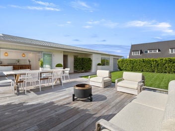Exceptional Coastal Living, steps from Orewa beach