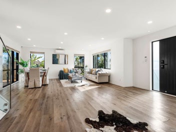 Title Grand Coastal Elegance!