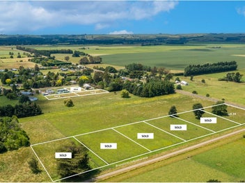 Lifestyle sized bareland with no covenants