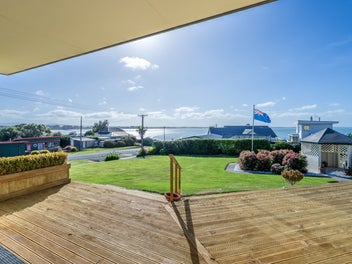 Refined Riverton Living with Panoramic Views