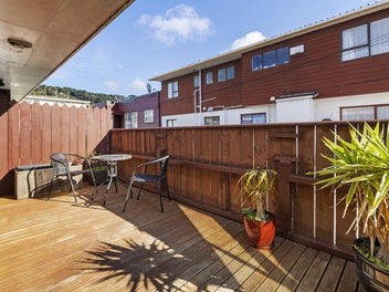 SPACIOUS, EASY-CARE & SINGLE LEVEL!