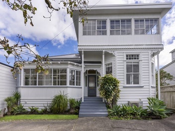Welcome to Barra - a Northcote Point Gem