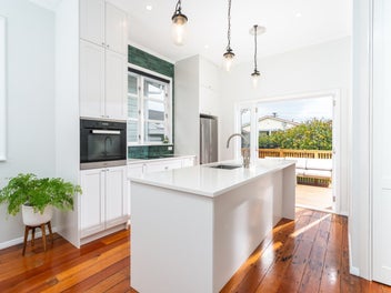 SUNNY, STYLISH & LANDSCAPED