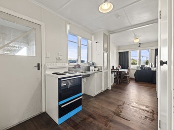 Marton must-see! 2 bed, 2 bath, fenced & warm!