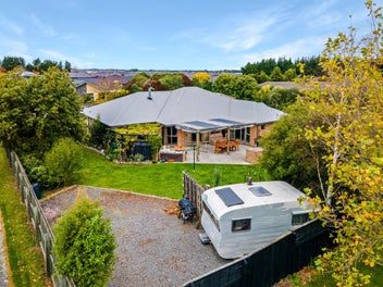 LIFESTYLE LIVING + 4 CAR GARAGE!