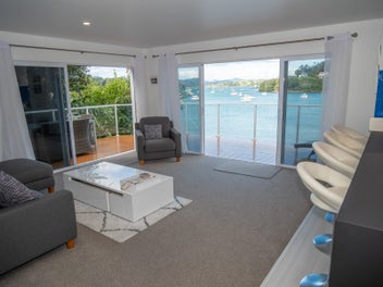 Waterfront cottage with picturesque views