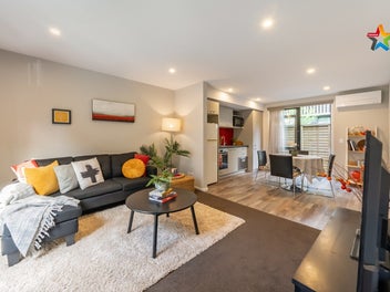 INNER CITY LIVING - CONVENIENCE!