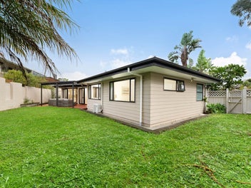 Stylish 5-Bedroom Family Retreat in Prime Location