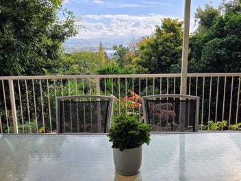Prime hill location – serious sellers
