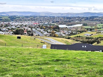 Elevated 2.90 ha Hillcrest Views - Balclutha