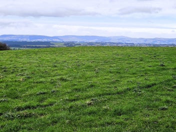 Elevated 2.90 ha Hillcrest Views - Balclutha