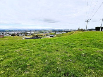 Elevated 2.90 ha Hillcrest Views - Balclutha