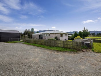 2 houses, 4 ha, expansive mountain views