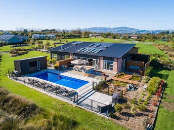 Builders own masterpiece - a private oasis