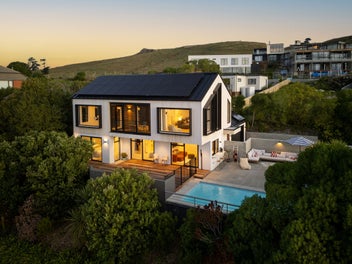 Architectural Coastal Sanctuary