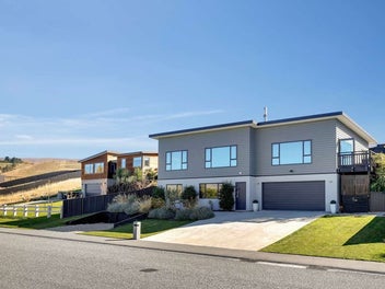 Elegant Family Home with Spectacular Outlook