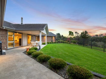 Modern Country Living - Move-In Ready on 1 Ha+