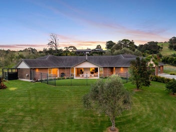 Modern Country Living - Move-In Ready on 1 Ha+