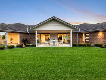 Modern Country Living - Move-In Ready on 1 Ha+