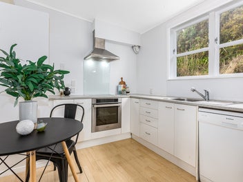 Modern Comfort in the Bay! - Deadline
