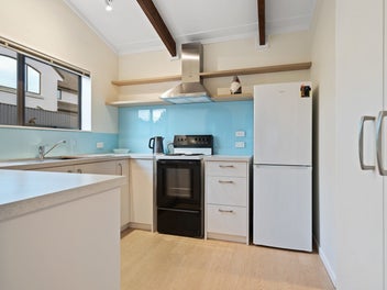 Radiant Retreat In Collingwood Grove!