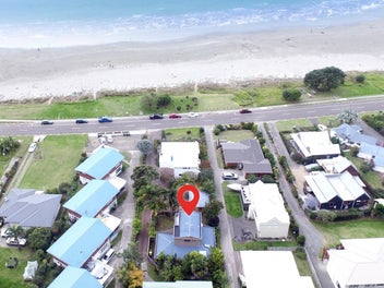 The Beach Beckons – West End Beach Pad!