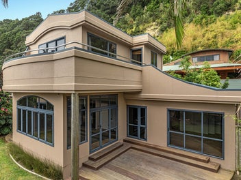 The Beach Beckons – West End Beach Pad!