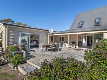 Sharply priced, family lifestyle on 1.37 hectares